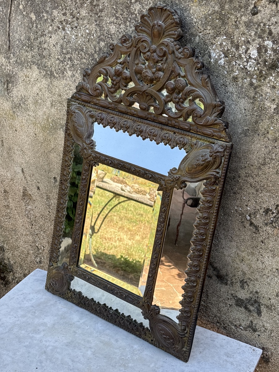 Miroir style Louis XIV fin 19 eme en laiton repoussé 
