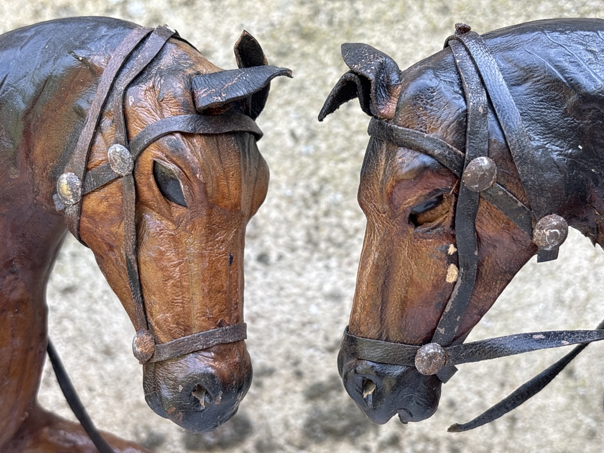 2 chevaux en cuir vers 1970-photo-2