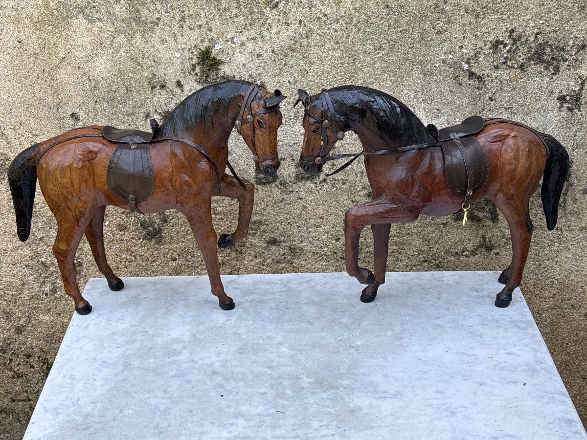 2 chevaux en cuir vers 1970