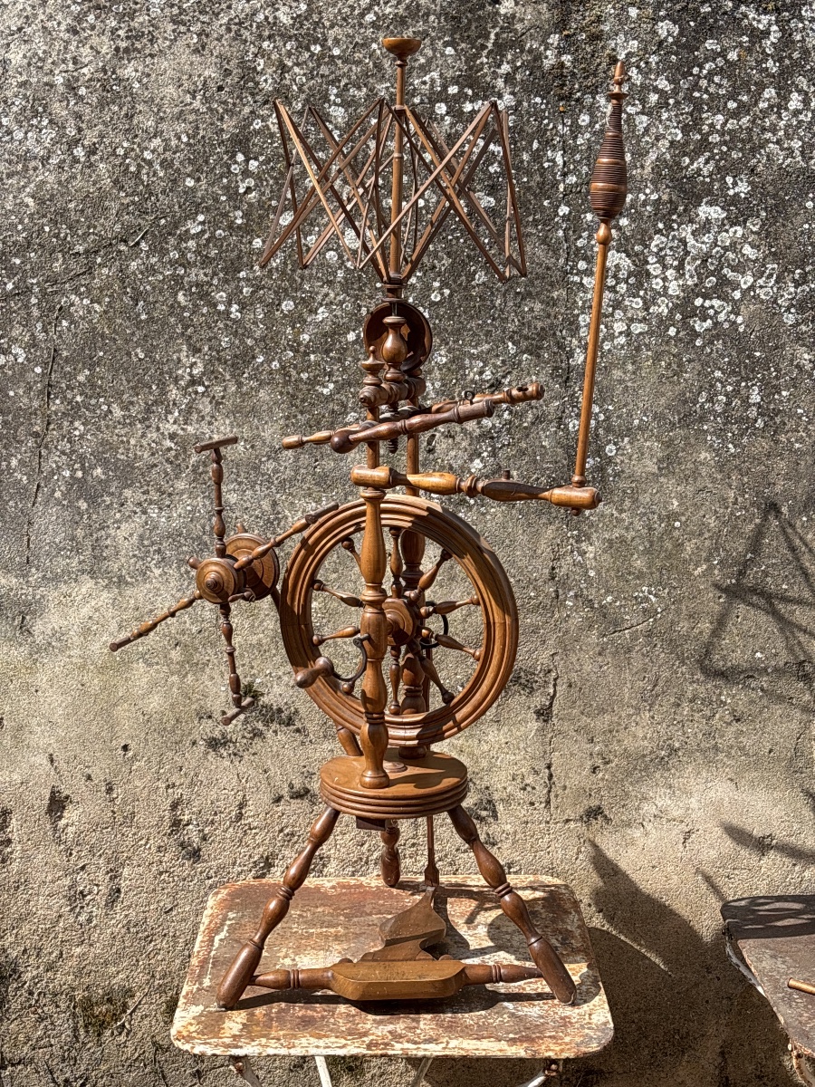 Large Spinning Wheel From The 19th Century. -photo-2