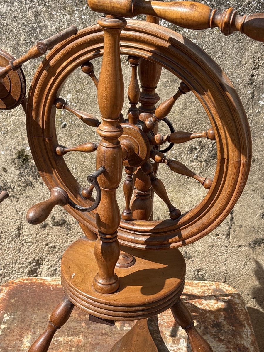 Large Spinning Wheel From The 19th Century. -photo-1