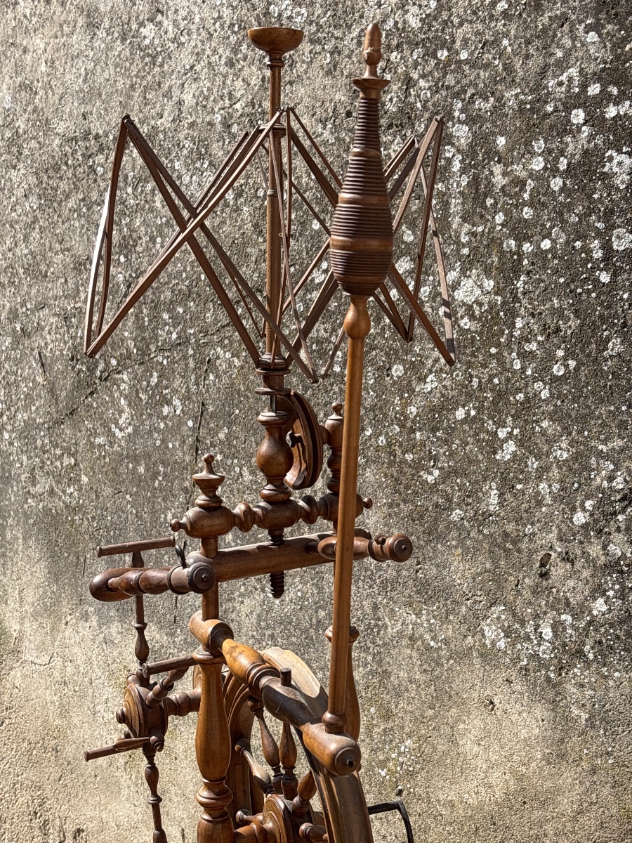 Large Spinning Wheel From The 19th Century. -photo-3