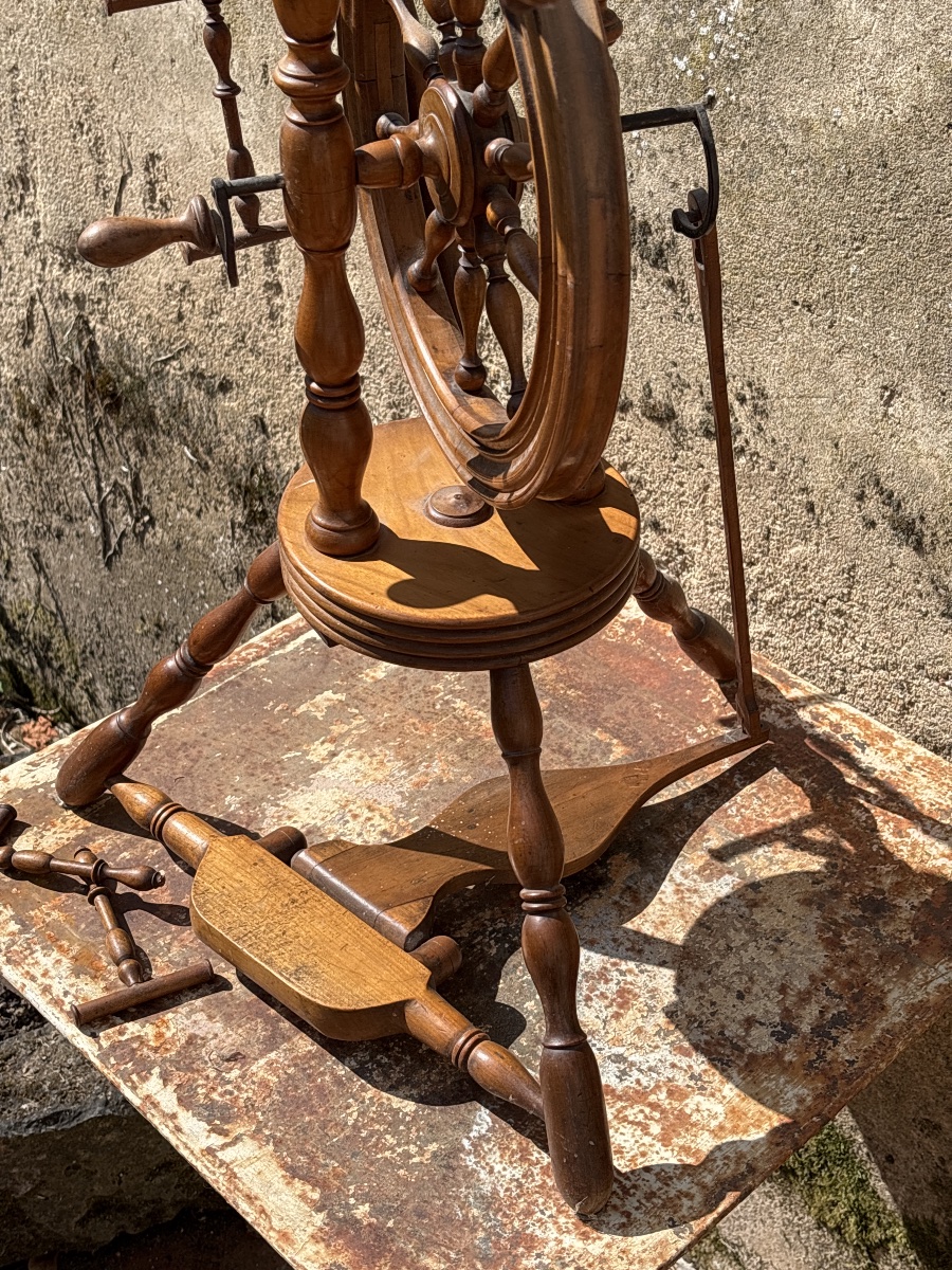 Large Spinning Wheel From The 19th Century. -photo-4