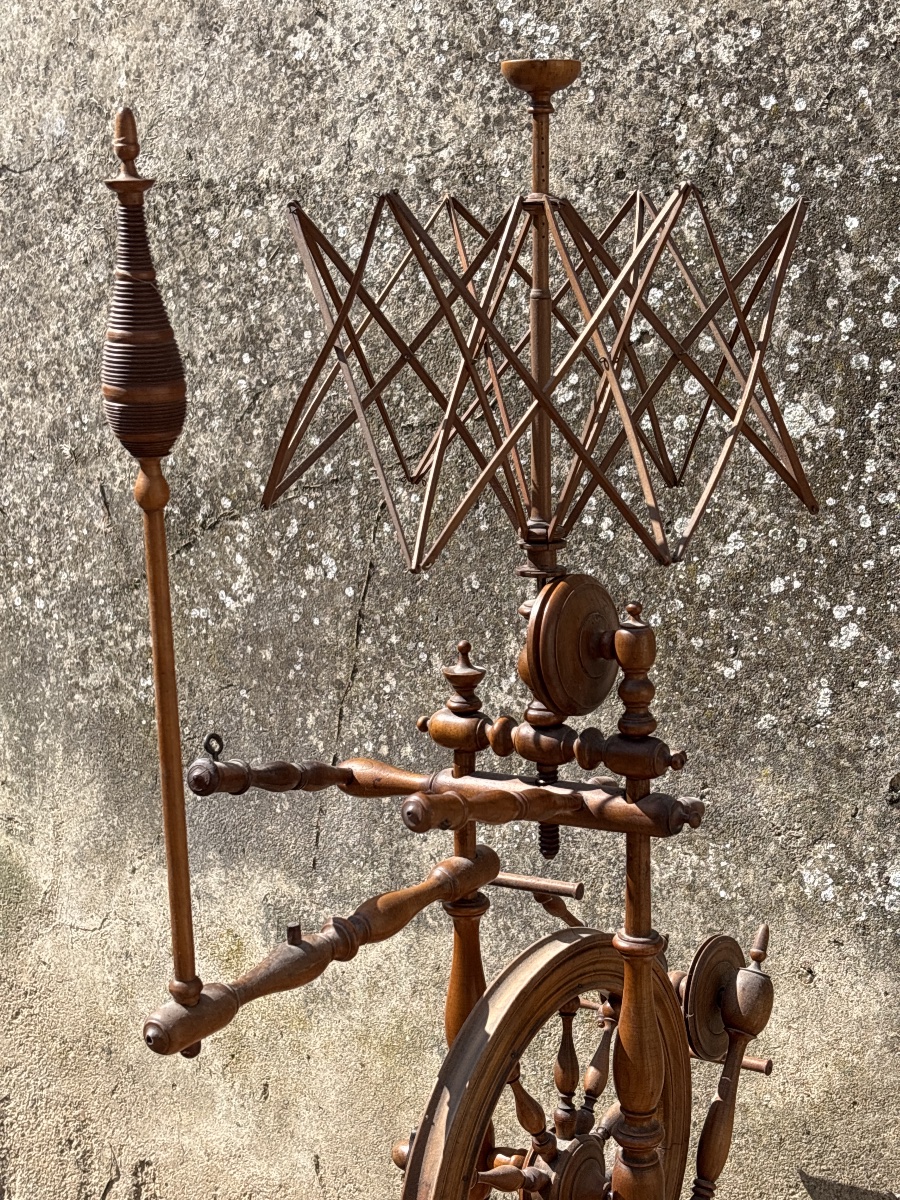 Large Spinning Wheel From The 19th Century. -photo-5