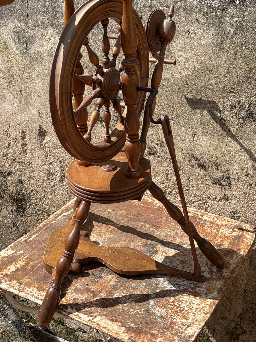 Large Spinning Wheel From The 19th Century. -photo-6