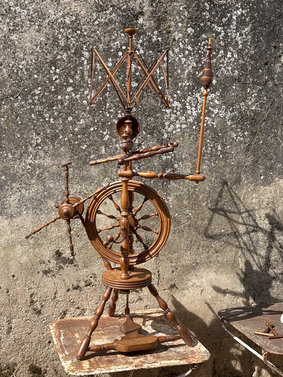 Large Spinning Wheel From The 19th Century. 