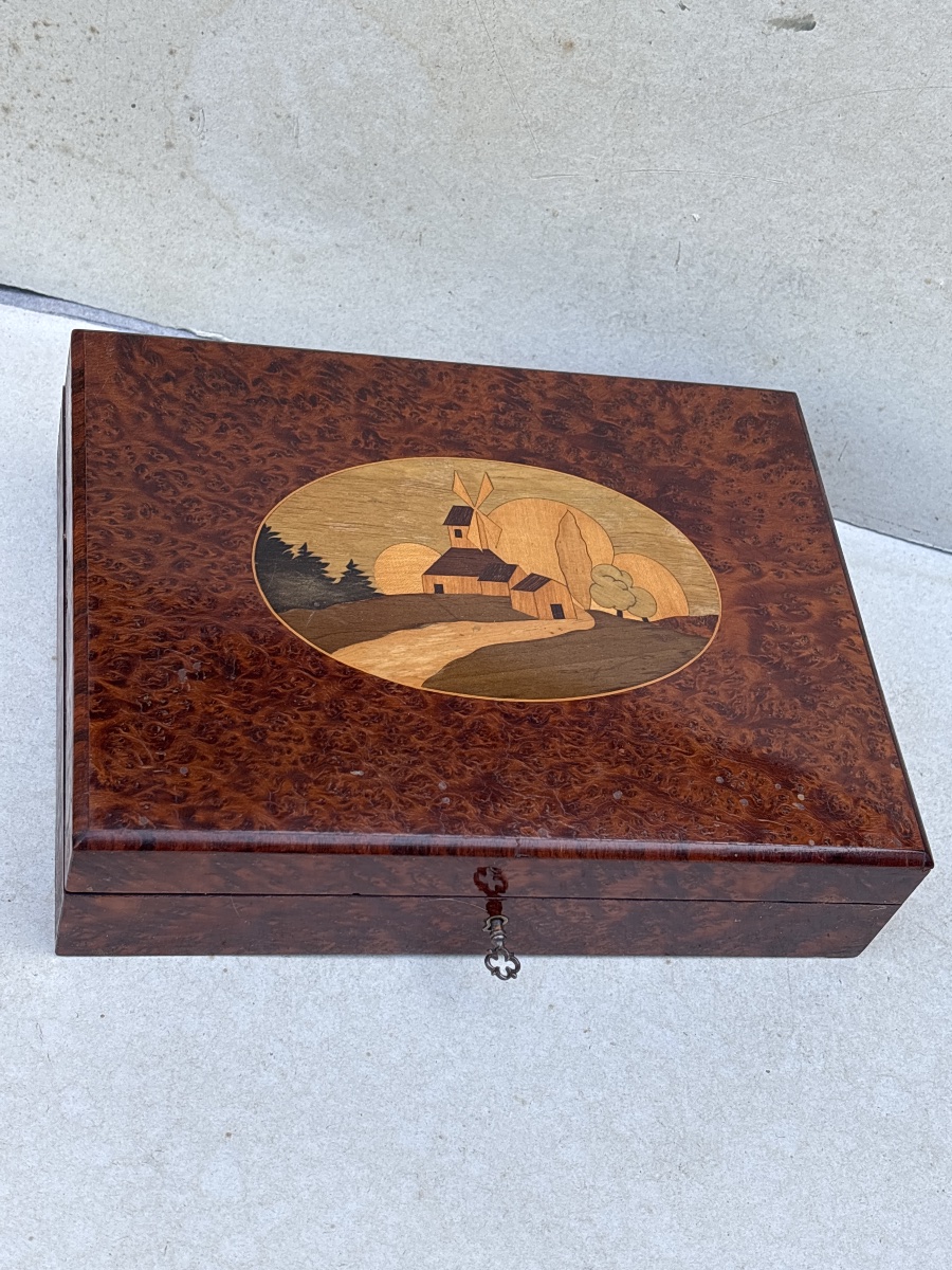 Coffret Loupe de Thuyas du 19 eme et marqueterie. 