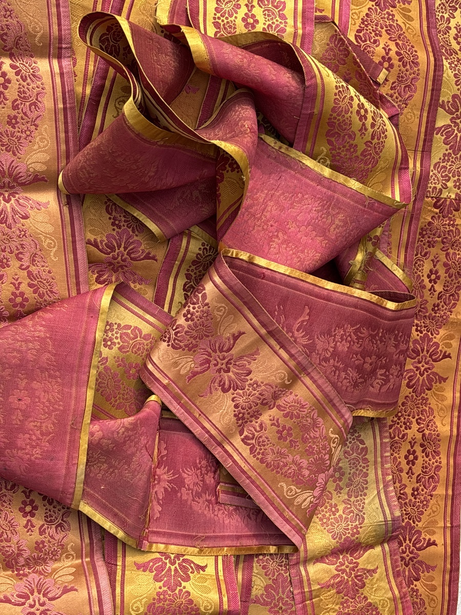 More Than 13 Meters Of Silk Brocade Fabric -photo-3