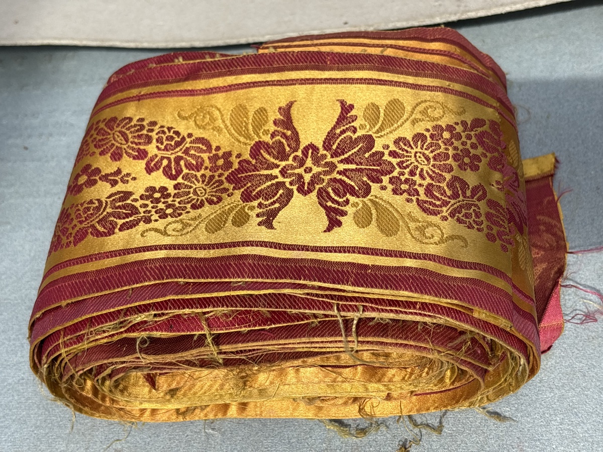 More Than 13 Meters Of Silk Brocade Fabric -photo-4