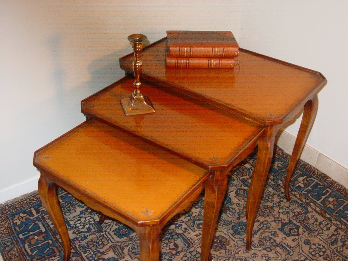 Ensemble De Trois Tables Gigognes Néo-classiques Dessus Cuir Patiné. Esprit "fauteuils club"-photo-2