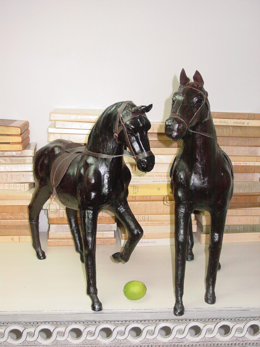 2 Grands Chevaux Noirs En Cuir Vers 1970-photo-3