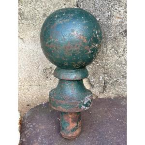 Importante Boule en fonte d extérieur pour escalier balustrade en pierre etc