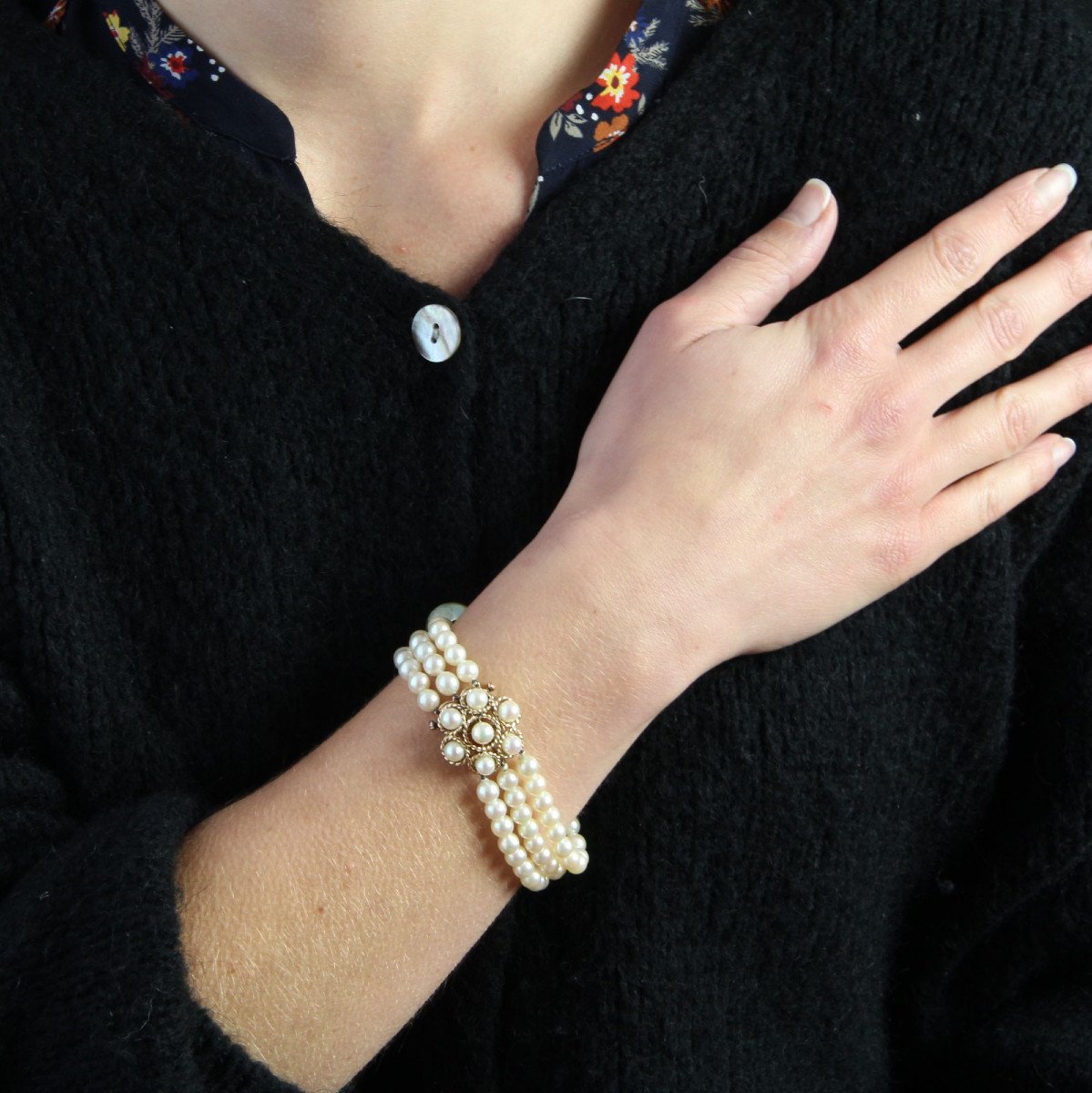 3 Row Pearl Bracelet And Flower Clasp-photo-2