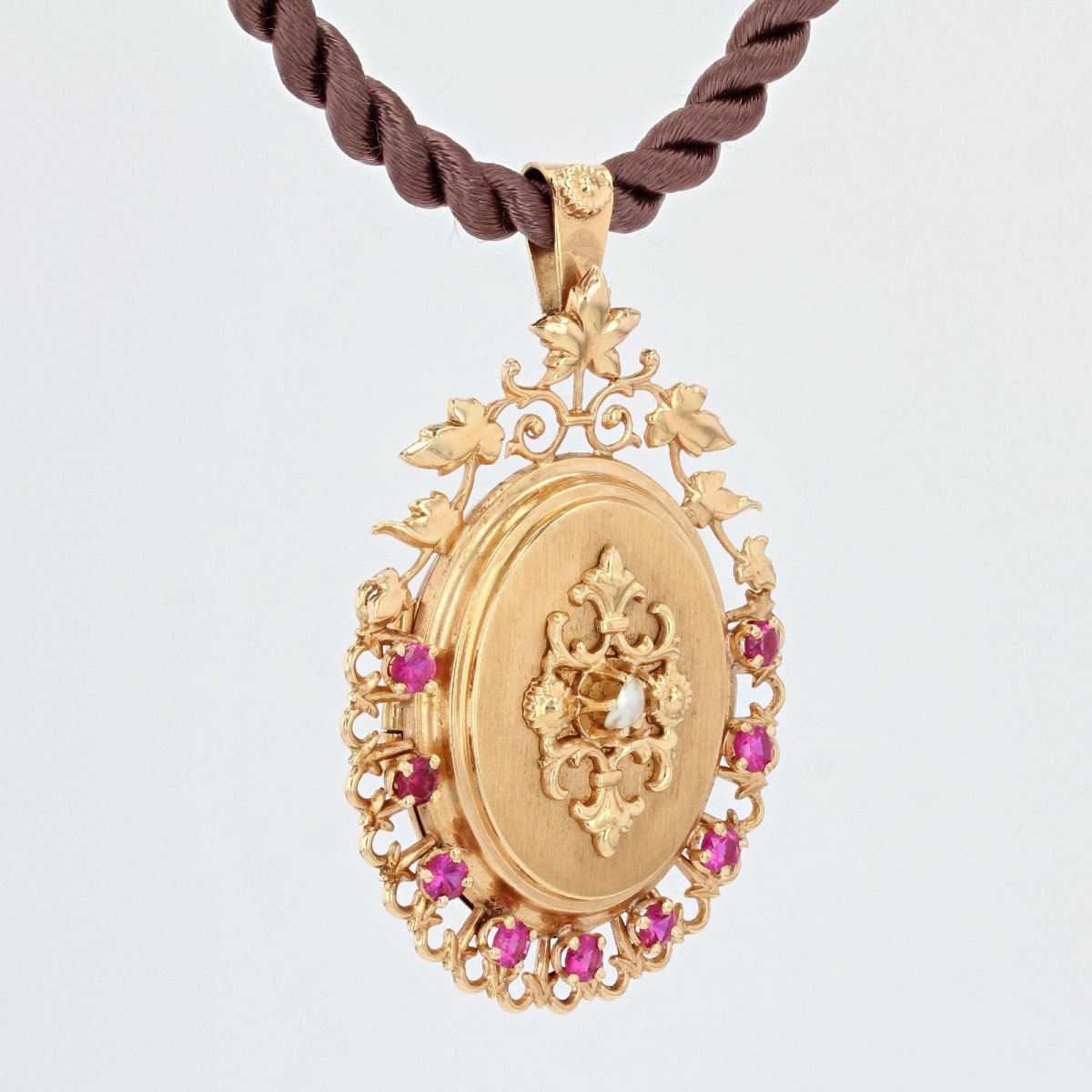 Old Medallion In Rose Gold Pearl And Ruby-photo-1