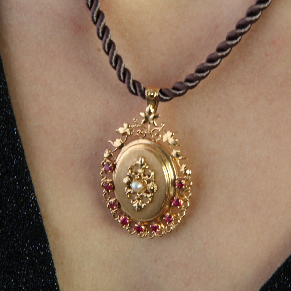 Old Medallion In Rose Gold Pearl And Ruby-photo-2