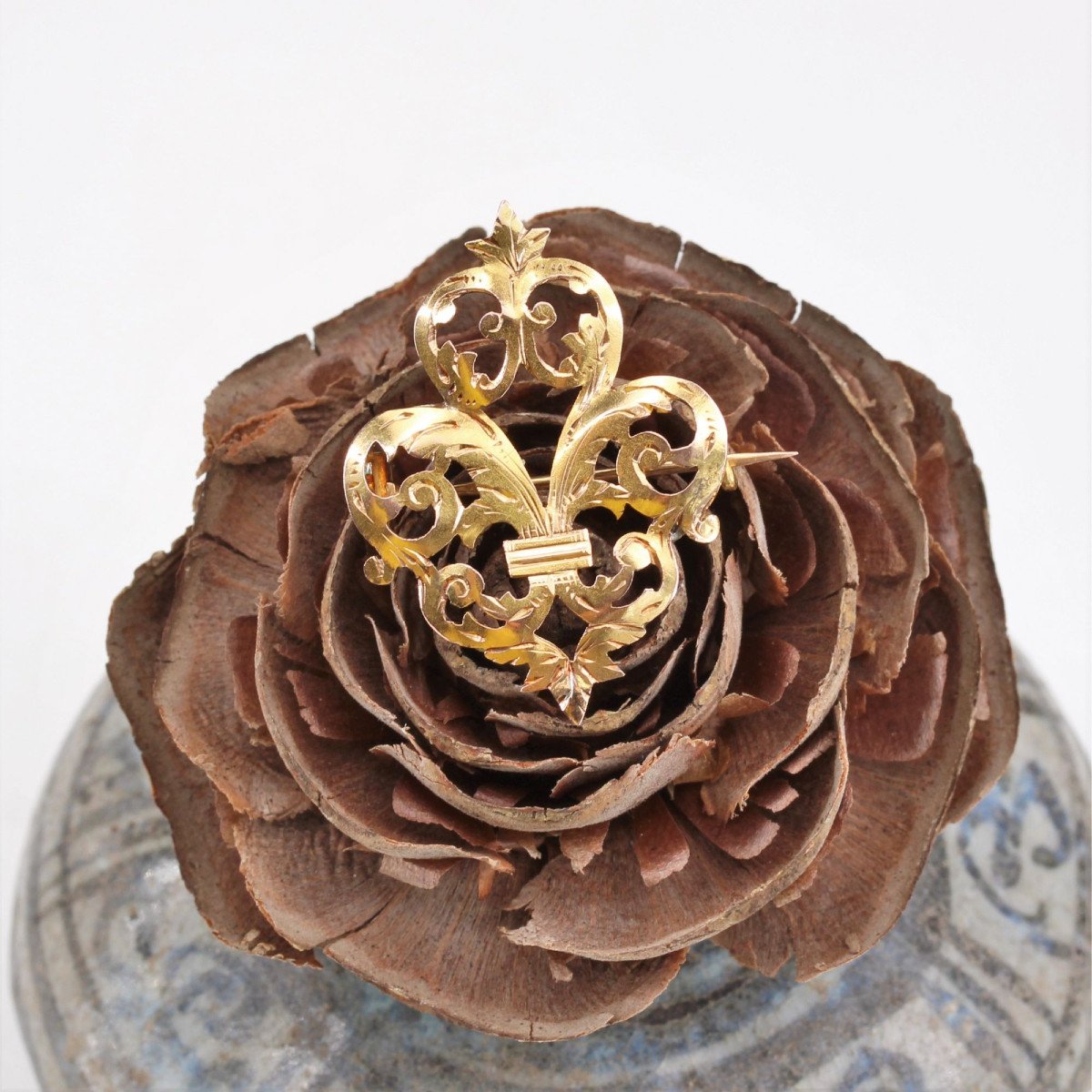 Old Fleur De Lys Brooch Yellow Gold-photo-4