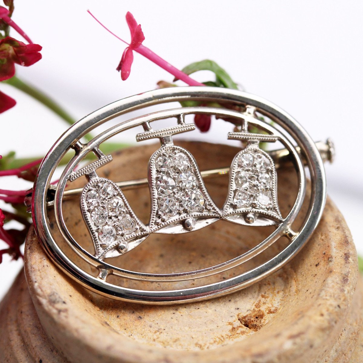 Broche Ovale Et Ses Cloches Diamantées-photo-3