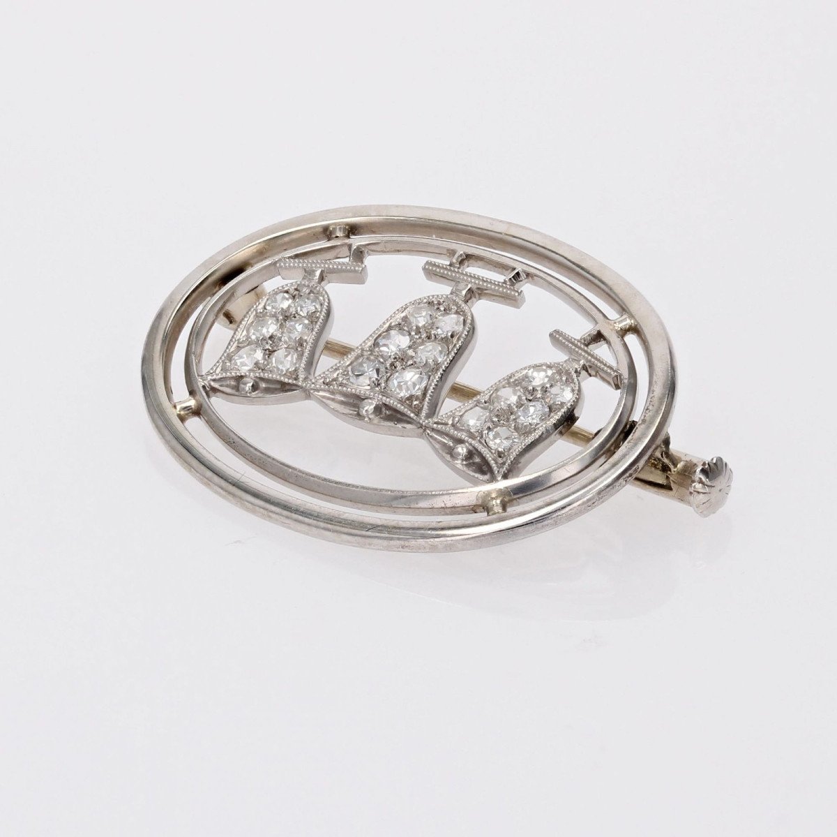 Oval Brooch And Its Diamond Bells-photo-1