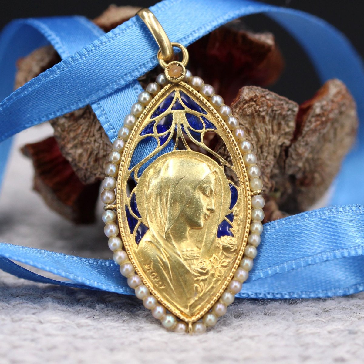 Old Virgin Medal Fine Pearls And Enamel-photo-3