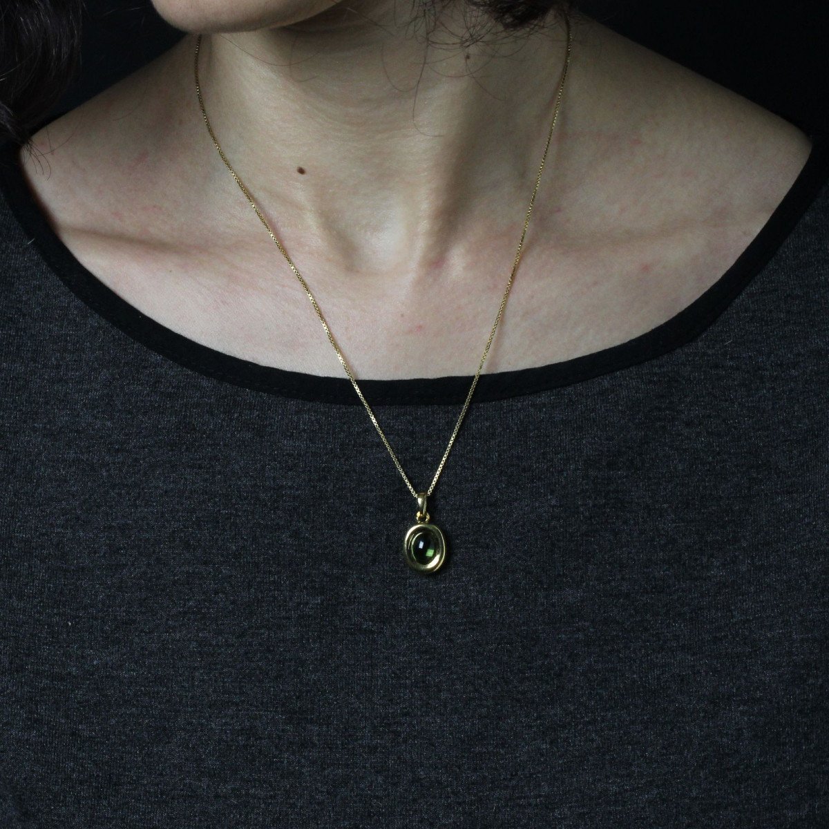 Peridot Cabochon Pendant And Its Fine Yellow Gold Chain-photo-2