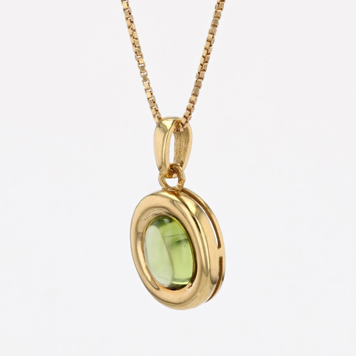 Peridot Cabochon Pendant And Its Fine Yellow Gold Chain-photo-3