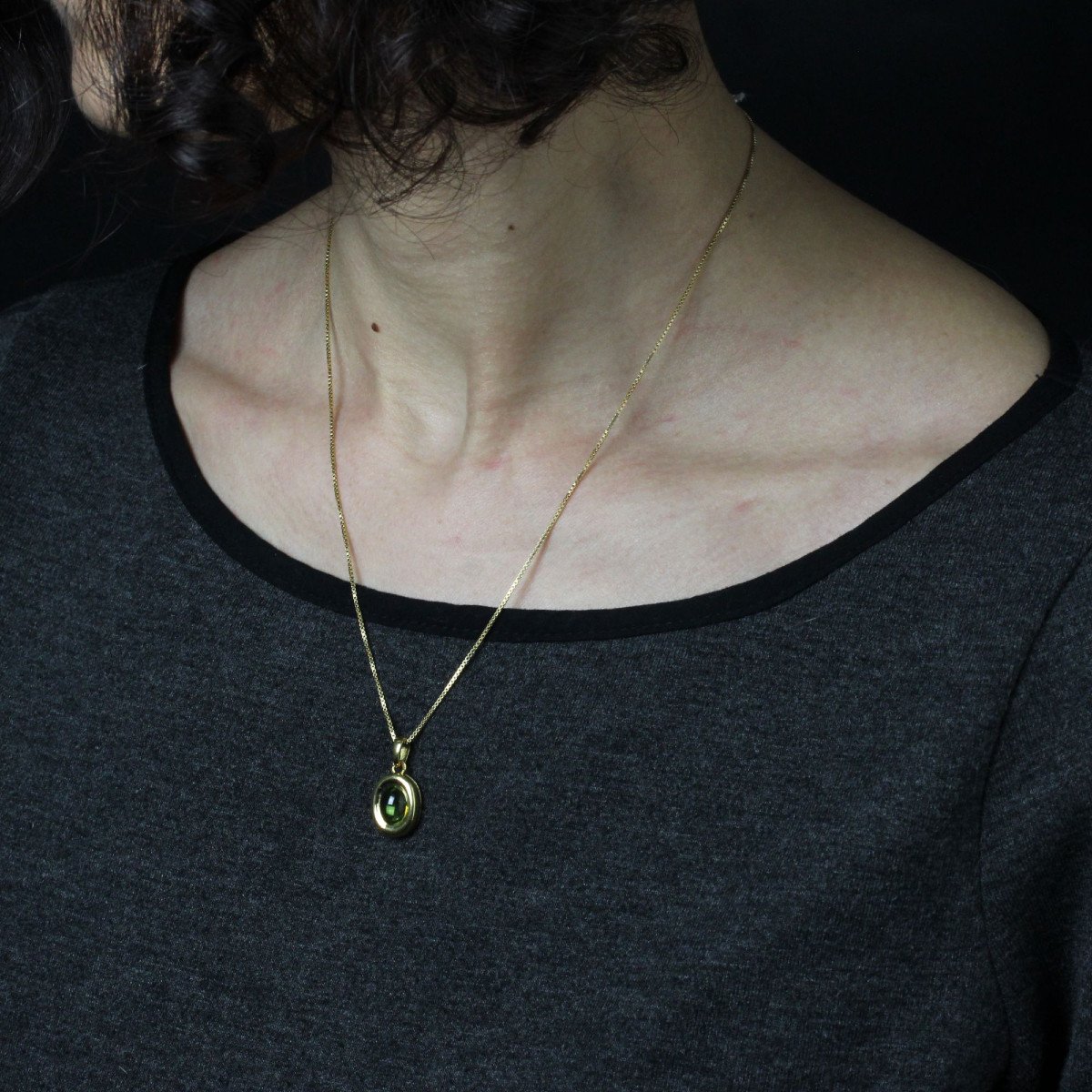Peridot Cabochon Pendant And Its Fine Yellow Gold Chain-photo-5