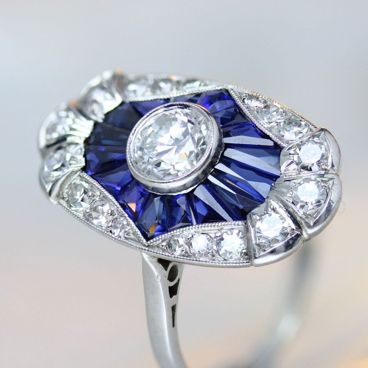 Art Deco Ring With Calibrated Diamonds And Sapphires-photo-5