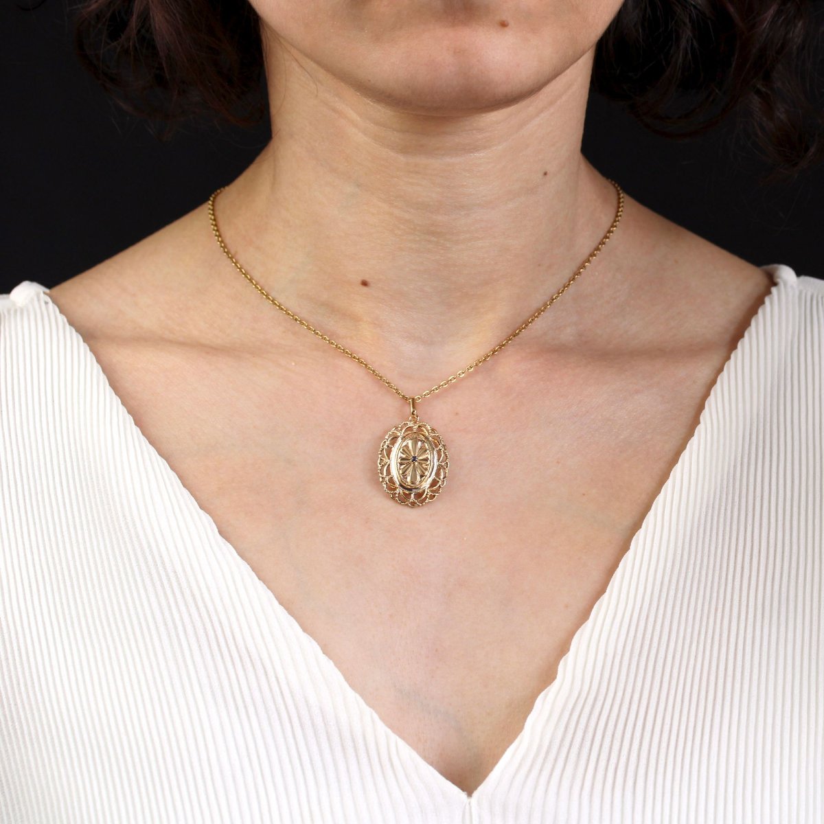 Retro Yellow Gold And Sapphire Pendant-photo-2