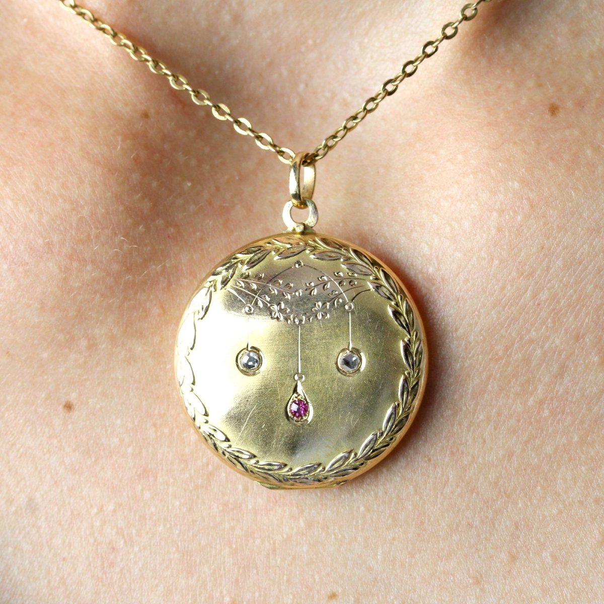 Médaillon ancien or rose rubis diamants-photo-3