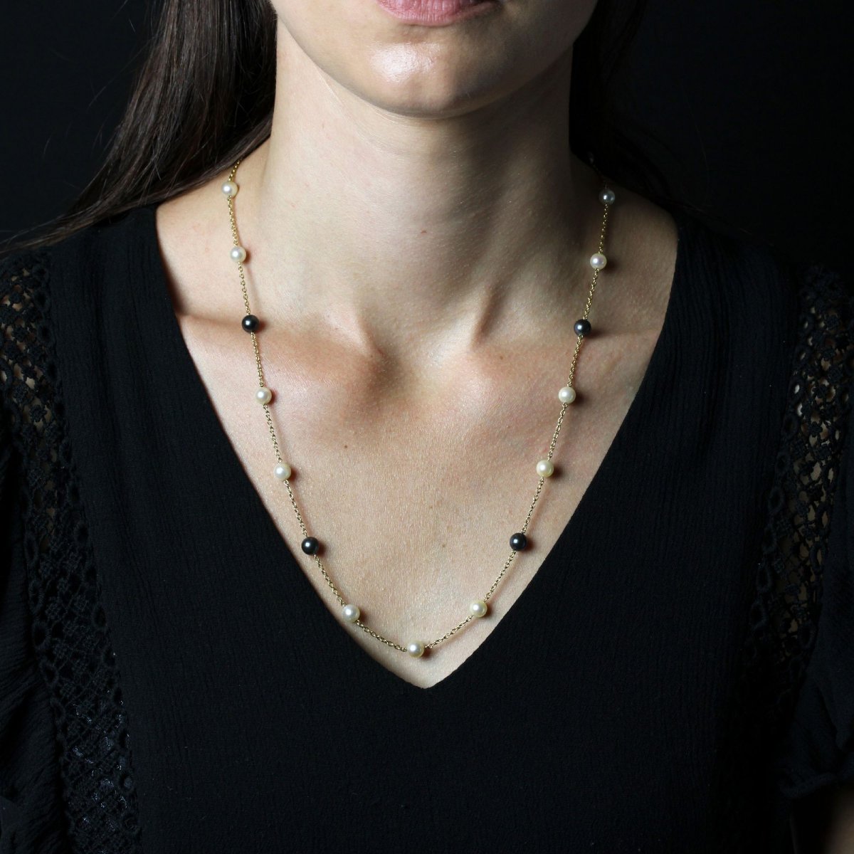 Yellow Gold Necklace With White And Gray Cultured Pearls-photo-2