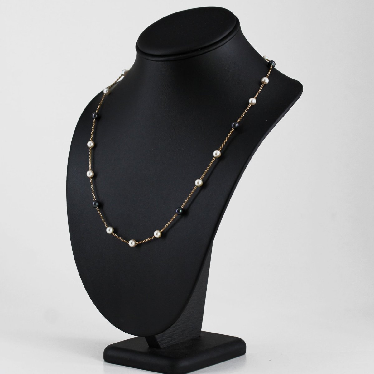 Yellow Gold Necklace With White And Gray Cultured Pearls-photo-4