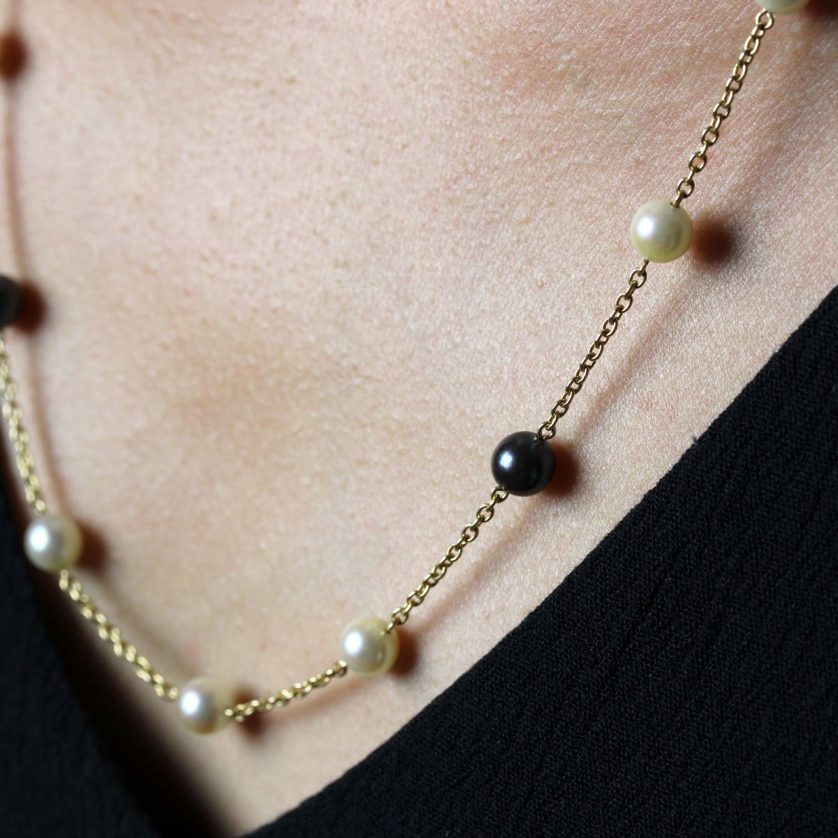 Yellow Gold Necklace With White And Gray Cultured Pearls-photo-6