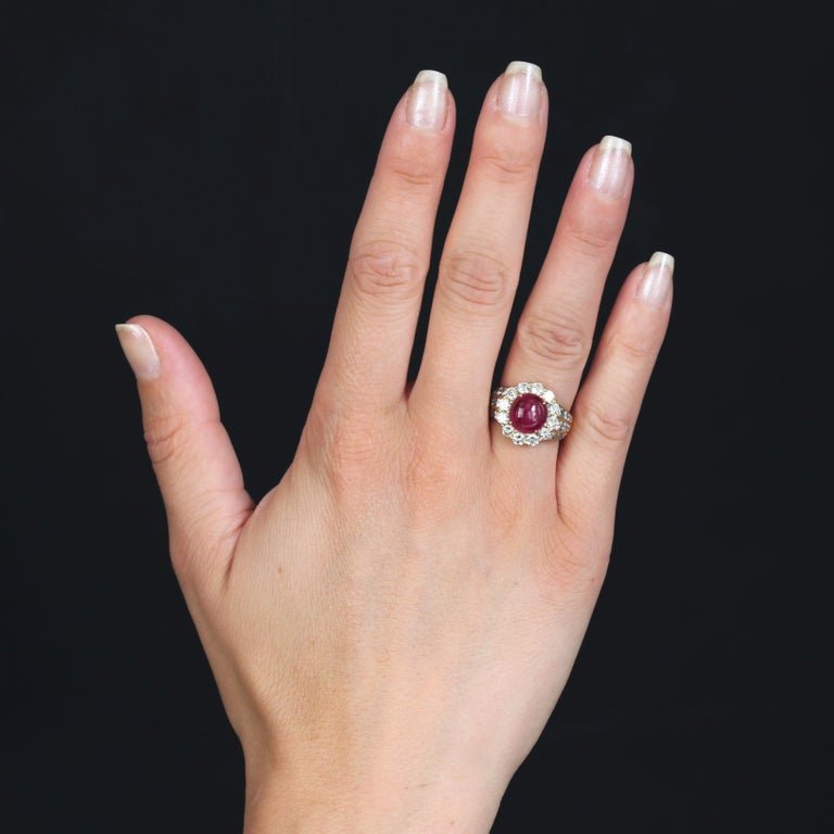 Bague Daisy en or jaune 18 carats avec rubis cabochon et diamants des années 1980-photo-2