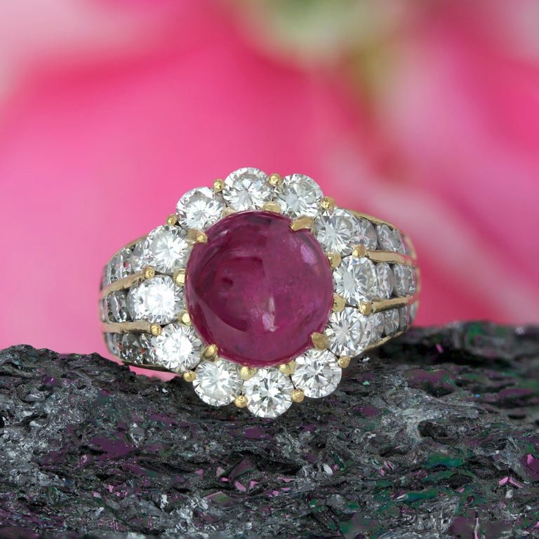 Bague Daisy en or jaune 18 carats avec rubis cabochon et diamants des années 1980-photo-3
