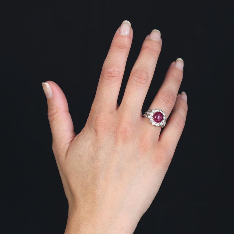 Bague Daisy en or jaune 18 carats avec rubis cabochon et diamants des années 1980-photo-4