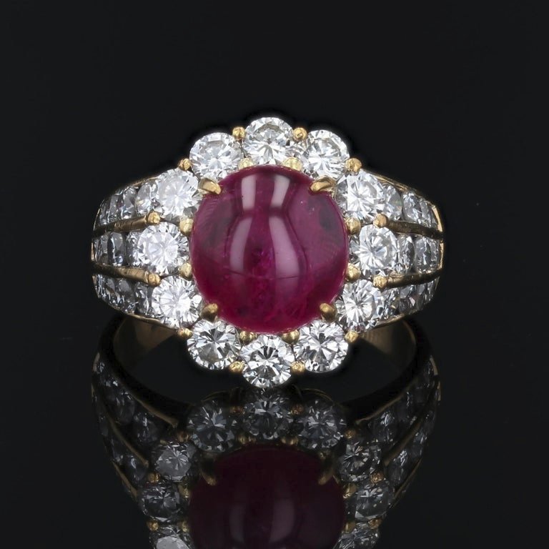 Bague Daisy en or jaune 18 carats avec rubis cabochon et diamants des années 1980-photo-1