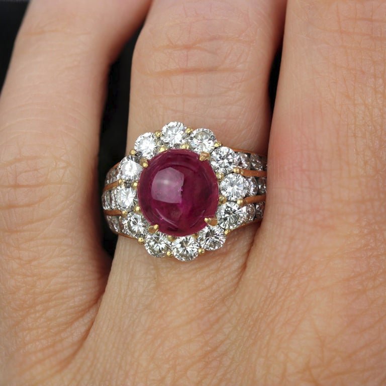 Bague Daisy en or jaune 18 carats avec rubis cabochon et diamants des années 1980-photo-2