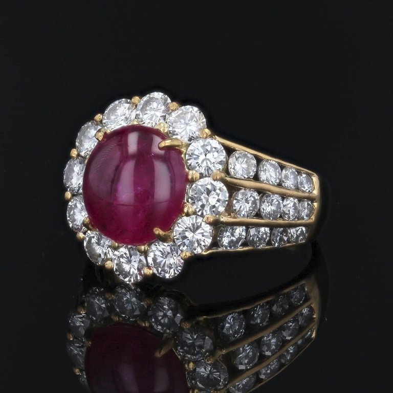 Bague Daisy en or jaune 18 carats avec rubis cabochon et diamants des années 1980-photo-3
