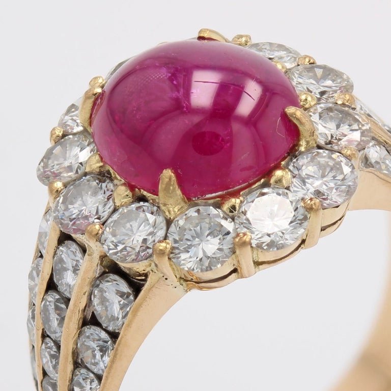 Bague Daisy en or jaune 18 carats avec rubis cabochon et diamants des années 1980-photo-5