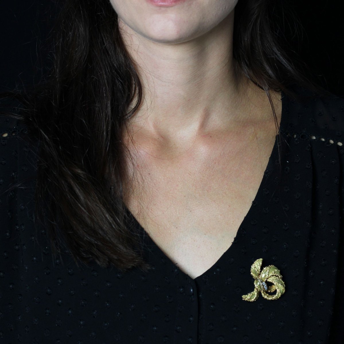 Broche ruban texturé et diamants-photo-2