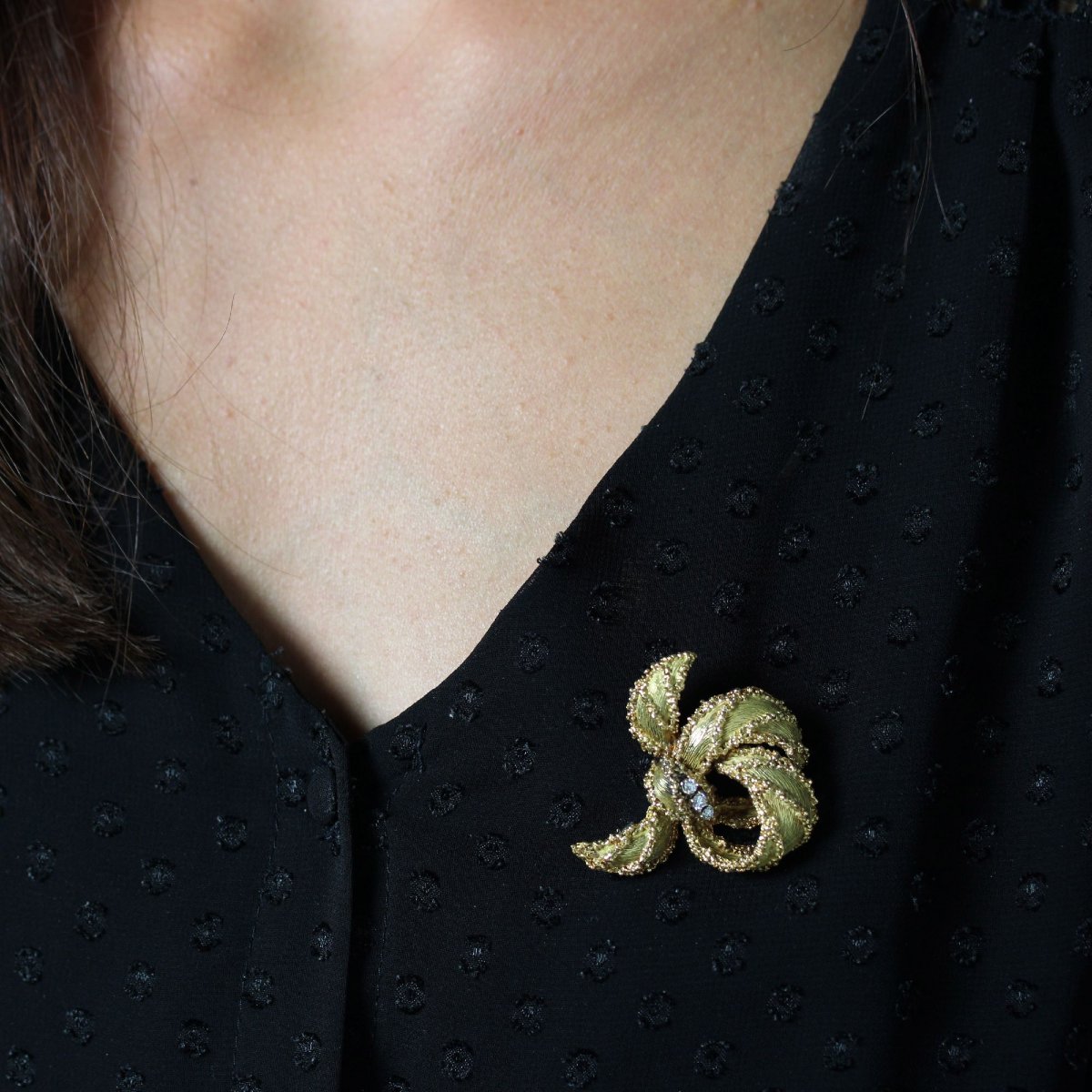 Broche ruban texturé et diamants-photo-2