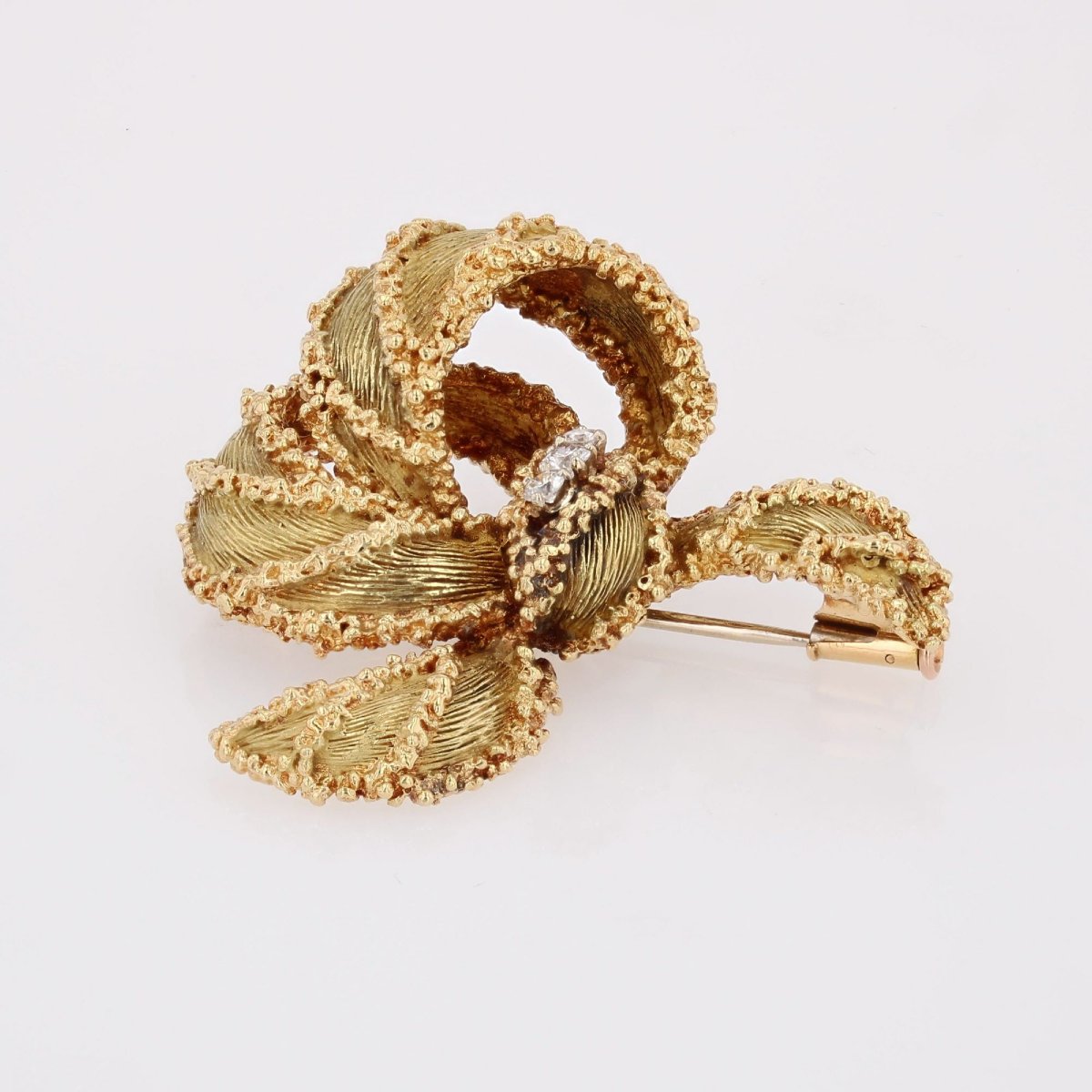 Broche ruban texturé et diamants-photo-5