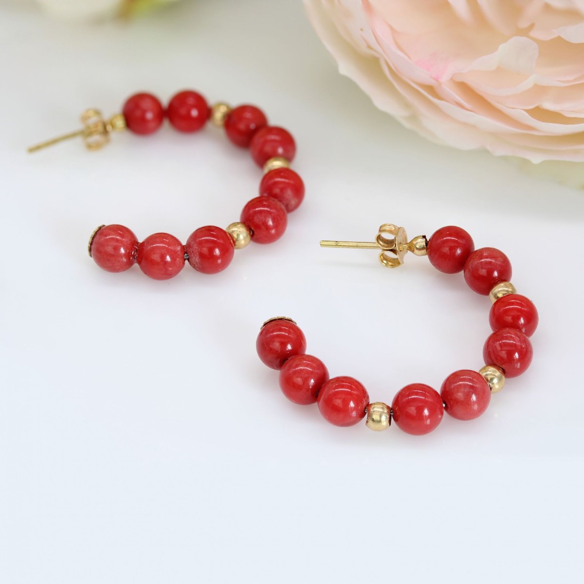 Yellow Gold Half Hoop Earrings With Coral Beads-photo-2