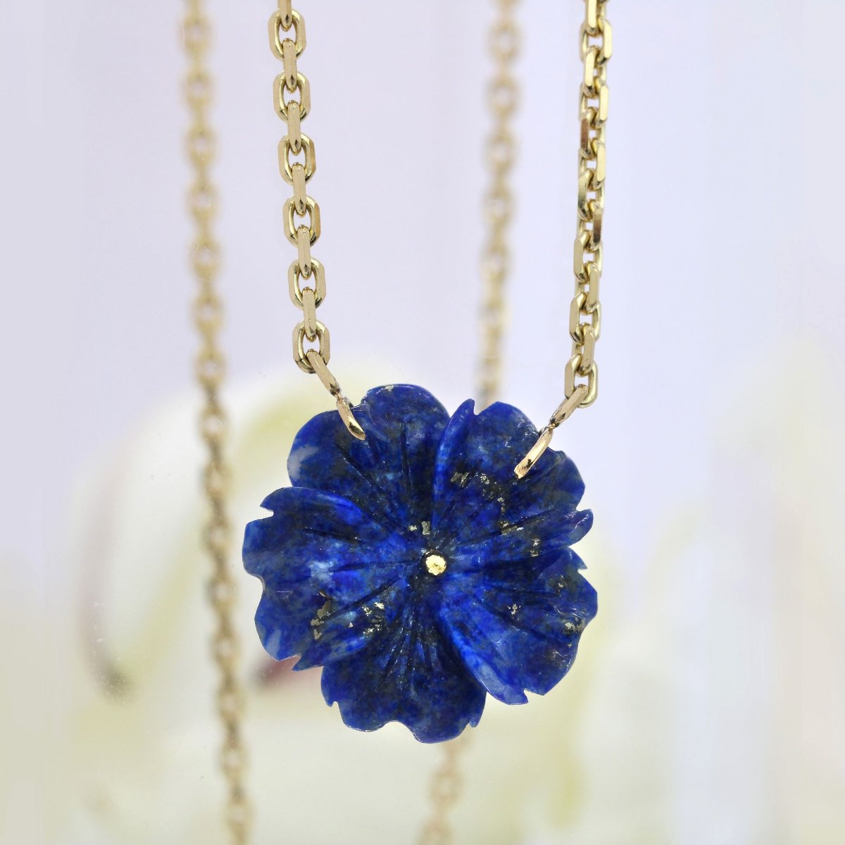 Yellow Gold Chain And Its Lapis Lazuli Flower-photo-3