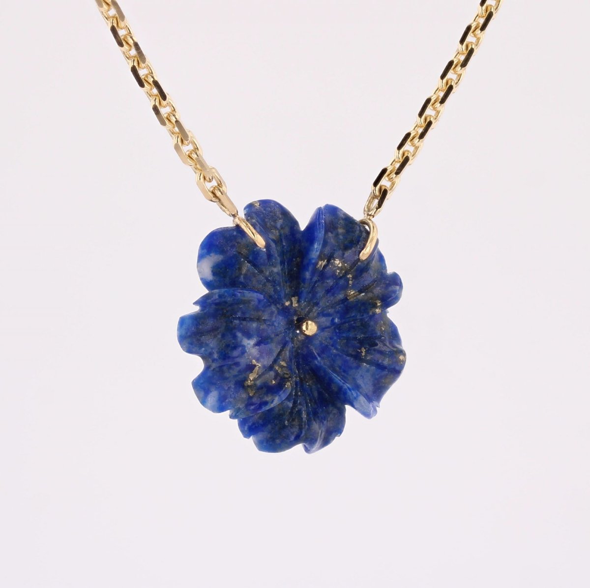 Yellow Gold Chain And Its Lapis Lazuli Flower-photo-1