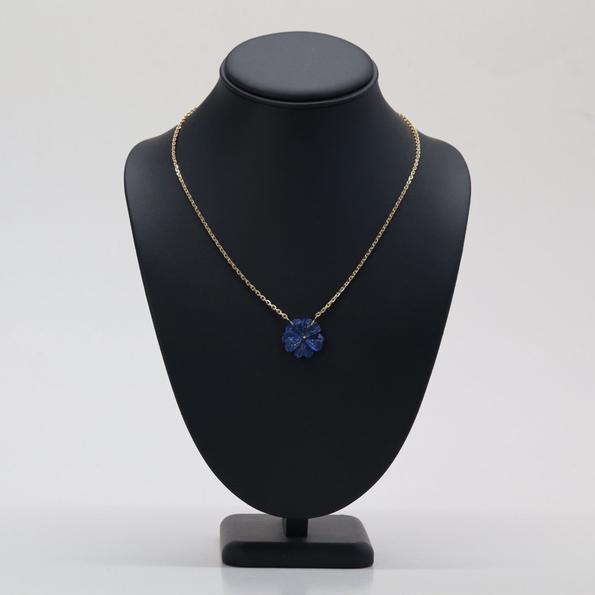 Yellow Gold Chain And Its Lapis Lazuli Flower-photo-4