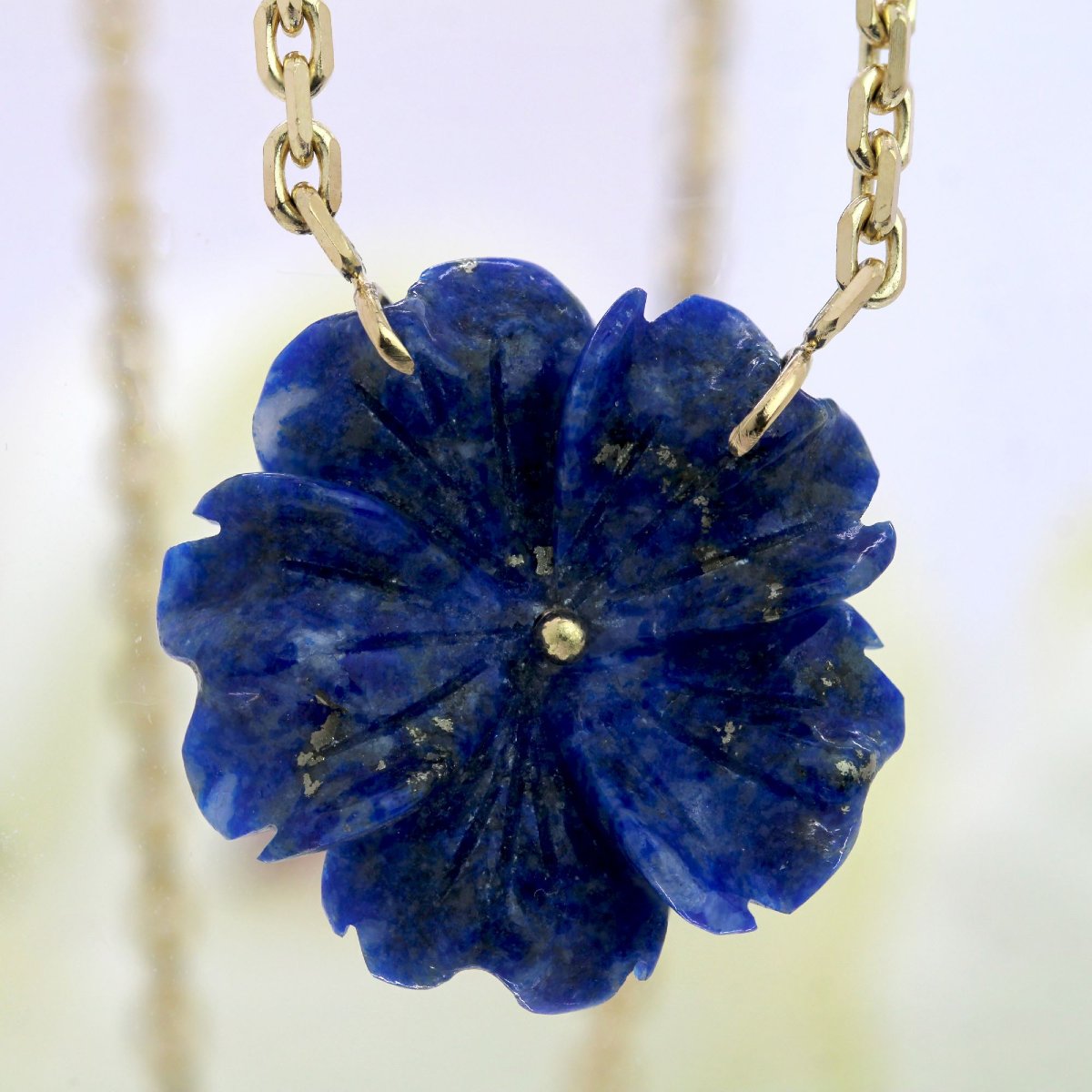 Yellow Gold Chain And Its Lapis Lazuli Flower-photo-6
