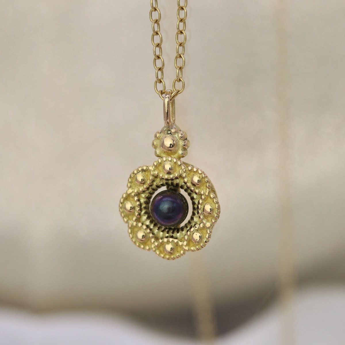 Yellow Gold Pendant With Grey Pearl-photo-1