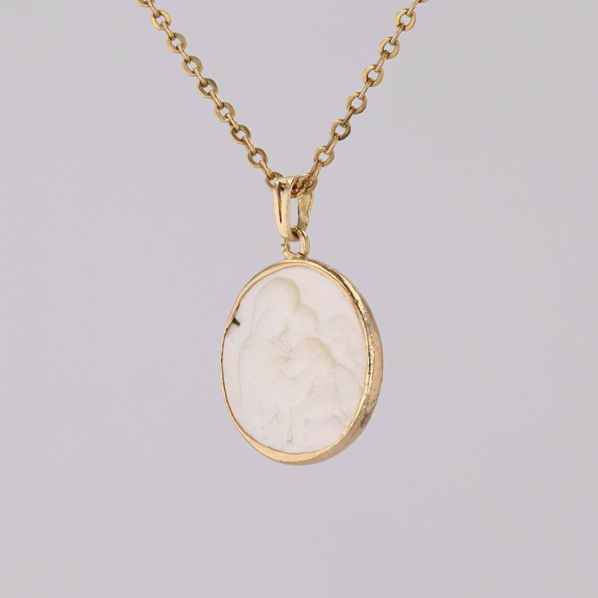 Mother-of-pearl Medal Of The Virgin And Child-photo-1