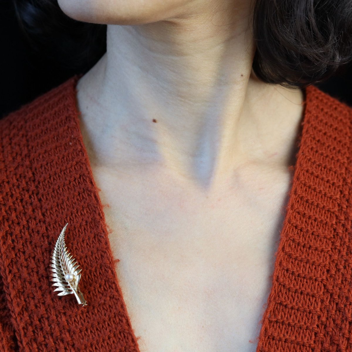 Gold Leaf Brooch With Cultured Pearl-photo-2